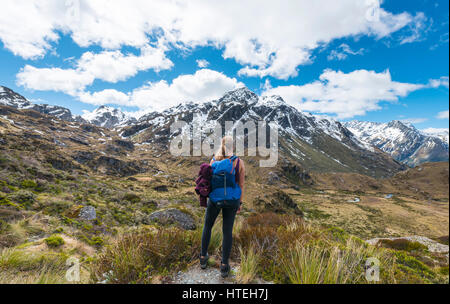 Wanderer auf dem Routeburn Track, Westland District, Mount Xenicus hinter, Mount Aspiring National Park, West Coast, Southland Stockfoto