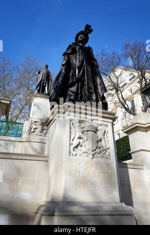 George VI und Queen Elizabeth Memorial - Statuen von Queen Elizabeth und König George VI in einer architektonischen Umgebung in der Mall, London, Großbritannien Stockfoto