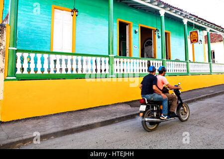 Baracoa, Kuba - 22. Dezember 2016: Alte bunte Restaurant und Häuser in Baracoa, Kuba Stockfoto