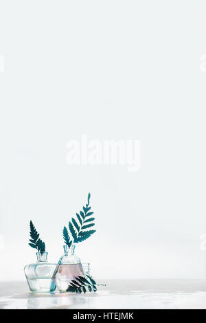 Glasflaschen auf einem großen weißen Hintergrund Stockfoto