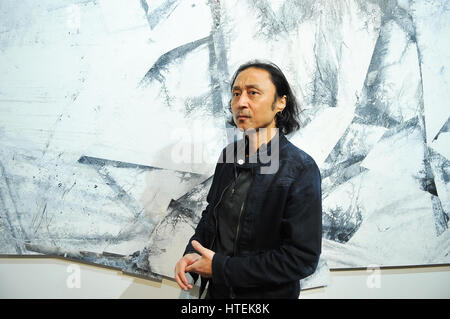 New York, USA. 9. März 2017. Zheng Chongbin posiert für Foto vor seiner Malerei. INK Studio, die renommierte Kunstgalerie in Peking, präsentiert auf der New Yorker Asia-Week, "China jetzt: New Literati Art". Seine erste Gruppenausstellung in Nordamerika. Die Ausstellung zeigt die Namen der einflussreichsten und einflussreichen zeitgenössischen Künstler: Li Jin Bingyi, Li Huasheng Li Jin, Yang Jiechang und Zheng Chongbin. Die Expocisao bleibt von 9-18 März im ART100 in New York. Bildnachweis: Luiz Roberto Lima/Pacific Press/Alamy Live-Nachrichten Stockfoto