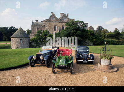 1914 Rolls-Royce Alpine Eagle, 1903 De Dion Bouton, 1948 Riley 2.5 RMB außerhalb Palace House, Beaulieu. Stockfoto