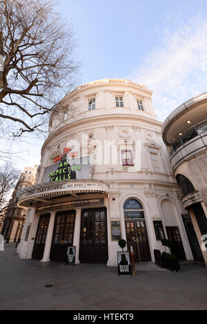 Das Playhouse-Theater, mit einem Inspektor, der spielt. Neben der Charing Cross Station in Westminster, London, Großbritannien Stockfoto