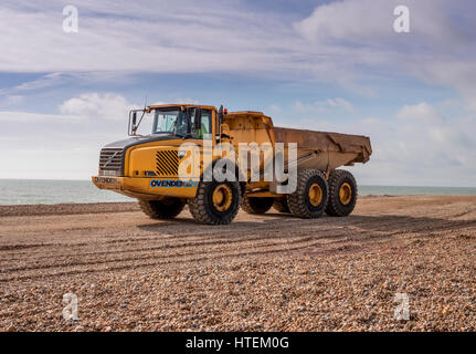 Große LKW bewegte Schindel entlang der Strand Cooden Beach in der Nähe von Bexhill. Stockfoto