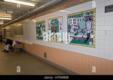 Mosaik-Kunst auf der Christopher Street Sheridan Square u-Bahn-Plattform auf der Seventh Ave IRT-u-Bahnstation in West Village, New York City. Stockfoto