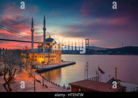 Istanbul. Bild von Ortakoy-Moschee mit Bosporus-Brücke in Istanbul während der wunderschönen Sonnenaufgang. Stockfoto