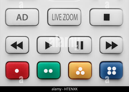 Teil der TV-Fernbedienung mit vier farbigen Tasten und auch mit spielen, zurückspulen und anhalten Tasten. Makroaufnahme. Stockfoto
