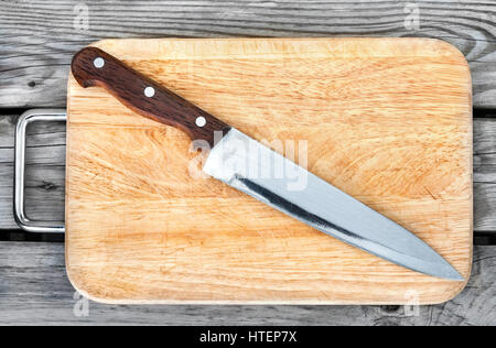 Stahl Messer und Schneidebrett auf einem Holztisch Stockfoto