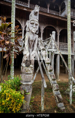 Geist-Beiträge bekannt als Patung der Fluss Dayak Gemeinden Ost-Kalimantan auf Borneo. Stockfoto