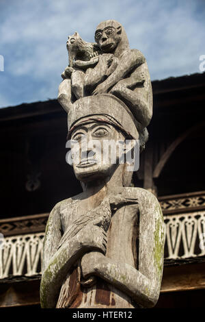 Dayak Patung oder Holz geschnitzt Post mit Totem-Tier am Kopf der Figur aus Holz Stockfoto