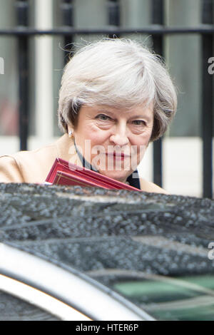 Theresa May Laeving Downing Street Stockfoto