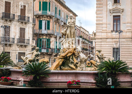 Artemis-Brunnen (auch genannt Diana Fountain) auf Archimedes Platz (Piazza Archimede) auf der Insel Ortygia, historischen Teil von Syrakus, Sizilien, Italien Stockfoto