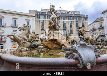 Artemis-Brunnen (auch genannt Diana Fountain) auf Archimedes Platz (Piazza Archimede) auf der Insel Ortygia, historischen Teil von Syrakus, Sizilien, Italien Stockfoto