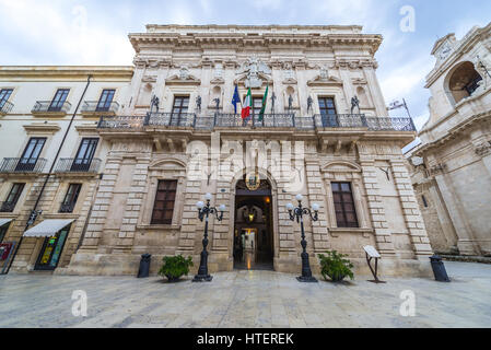 Vermexio Palast, aktuelle Rathaus (Palazzo del Vermexio) am Domplatz (Piazza del Duomo) auf der Insel Ortygia, Stadt Syrakus, Sizilien, Italien Stockfoto