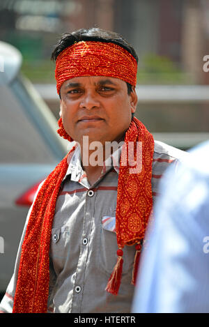 KATHMANDU, NEPAL - Oktober 11: Masse der Hindus feiern den ersten Tag des Dasain Festival auf den Straßen von Kathmandu. Am 11. Oktober 2013 Stockfoto