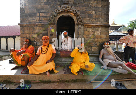 PASHUPATINATH, NEPAL - 8. Oktober: Heilige Sadhu Männer mit Dreadlocks und traditionellen bemaltem Gesicht Pashupatinath Tempel. Am 8. Oktober 2013 in Kathmandu Stockfoto