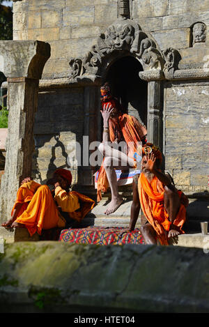 PASHUPATINATH, NEPAL - 8. Oktober: Heilige Sadhu Männer mit Dreadlocks und traditionellen bemaltem Gesicht Pashupatinath Tempel. Am 8. Oktober 2013 in Kathmandu Stockfoto