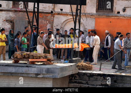 PASHUPATINATH - 8.Okt: Feuerbestattung Ghats und Zeremonie entlang dem Heiligen Bagmati-Fluss im Pashupatinath Tempel, am 8. Oktober 2013 in Kathmandu, Nepal. Das ist Stockfoto