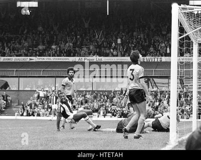 West Bromwich Albion V Wolves in the Hawthorns 23.08.80 Cyrille Regis punktet beobachtet von George Berry Stockfoto