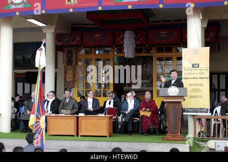 McLeodganj, Indien. 9. März 2017. Tibetischen Premierminister im Exil Dr. Lobsang SAngay Adressierung der Tibeter im Exil anlässlich des 58. Jahrestag der die tibetischen Aufstand Nationalfeiertag am Tsugla Khang Tempel, Mcleodganj, Dharamshala am Freitag. Bildnachweis: Pazifische Presse/Alamy Live-Nachrichten Stockfoto