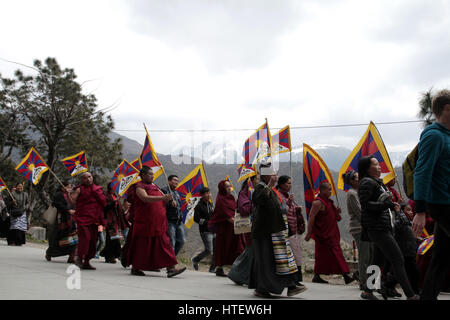 McLeodganj, Indien. 9. März 2017. Tibetische Budhist Nonne und tibetischen Exilregierung holding tibetische Flagge und riefen Parolen gegen China Govt Investitur der Kundgebung anlässlich des 58. Jahrestag der tibetischen nationalen Aufstand Tag Dharamshala am Freitag. Bildnachweis: Pazifische Presse/Alamy Live-Nachrichten Stockfoto