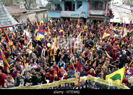 McLeodganj, Indien. 9. März 2017. Tausende von tibetischen in Exile, die Teilnahme an der Kundgebung anlässlich des 58. Jahrestag der die tibetischen Aufstand Nationalfeiertag in Dharamshala am Freitag. Bildnachweis: Pazifische Presse/Alamy Live-Nachrichten Stockfoto