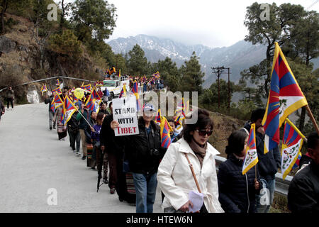 McLeodganj, Indien. 9. März 2017. Tibeter im Exil und tibetische Anhänger halten Plakat und tibetische Flagge und riefen Parolen gegen China Govt Investitur der Kundgebung anlässlich des 58. Jahrestag der tibetischen nationalen Aufstand Tag Dharamshala am Freitag. Bildnachweis: Pazifische Presse/Alamy Live-Nachrichten Stockfoto