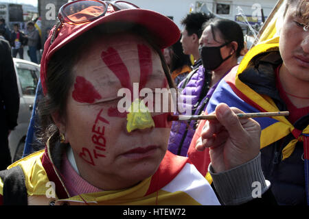 McLeodganj, Indien. 9. März 2017. Tibeter im Exil Malerei auf ihrem Gesicht "Ich liebe Tibet anlässlich des 58. Jahrestag der die tibetischen Aufstand Nationalfeiertag in Dharamshala am Freitag'. Bildnachweis: Pazifische Presse/Alamy Live-Nachrichten Stockfoto