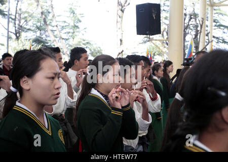 McLeodganj, Indien. 9. März 2017. Studenten der TCV singen tibetische Nationalhymne anlässlich des 58. Jahrestag der die tibetischen Aufstand Nationalfeiertag am Tsugla Khang Tempel, Mcleodganj, Dharamshala am Freitag. Bildnachweis: Pazifische Presse/Alamy Live-Nachrichten Stockfoto