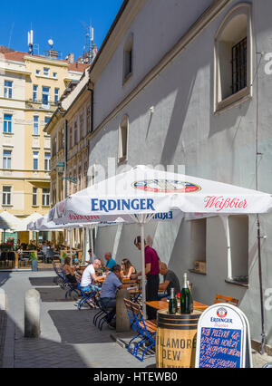 Brno, Tschechische Republik. Straßencafé im Zentrum der Altstadt, Brünn, Mähren, Tschechien. Stockfoto