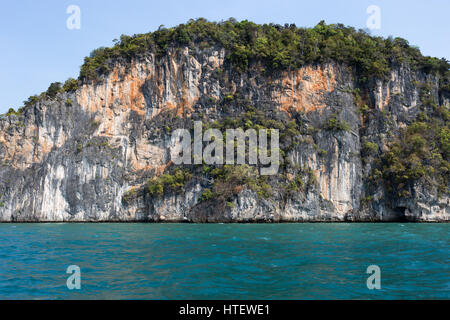 Die kleinen, abgeschiedene Strand der Bäume bedeckte Insel. Insel Koh Hong bei Phang Nga Bay in der Nähe von Krabi und Phuket. Thailand. Stockfoto