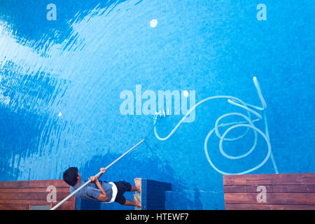 Foto des Mannes ein Schwimmbad Reinigung Stockfoto