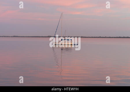 Ein Segelboot ruht in der Lagune, an einem frühen Morgen in Melbourne, Florida Stockfoto