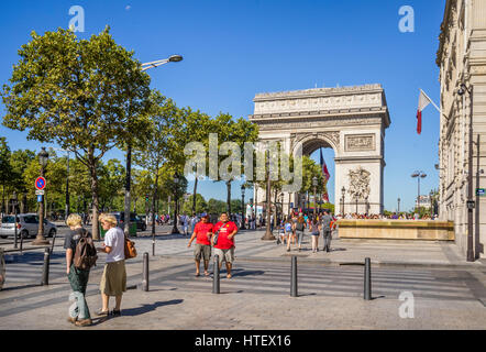 Frankreich, Ile-de-France, Paris, Arc de Triomphe de l'Étoile von Champs-Elysées gesehen Stockfoto