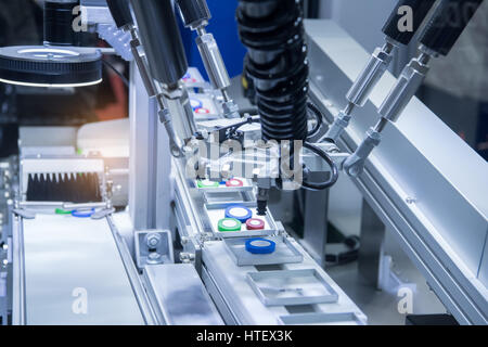 Automatische Roboter im Fließband in der Fabrik arbeiten. Intelligente Fabrik Industrie 4.0 Konzept. Stockfoto