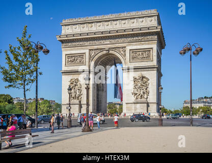 Frankreich, Ile-de-France, Paris, Arc de Triomphe de l'Étoile von Champs-Elysées gesehen Stockfoto