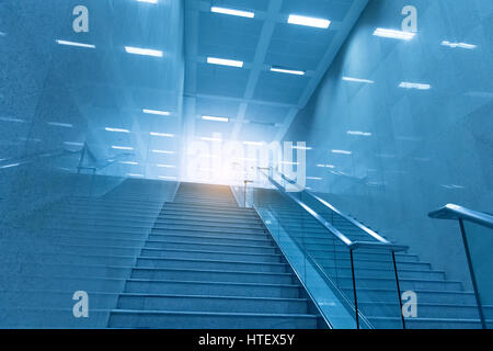 Treppe von modernen Bürogebäude, blau getönten Bilder. Stockfoto