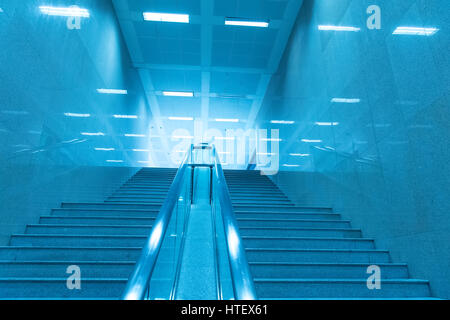 Treppe von modernen Bürogebäude, blau getönten Bilder. Stockfoto