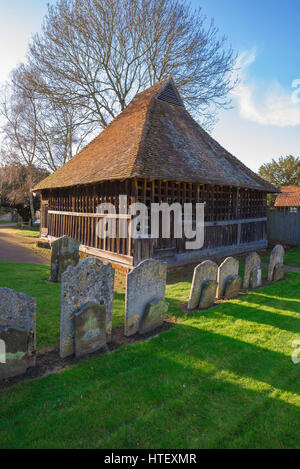 East Bergholt Suffolk, dem einzigartigen Fachwerk-externe Glocke Käfig an der Kirche St Mary in Suffolk Dorf East Bergholt, England, Großbritannien Stockfoto