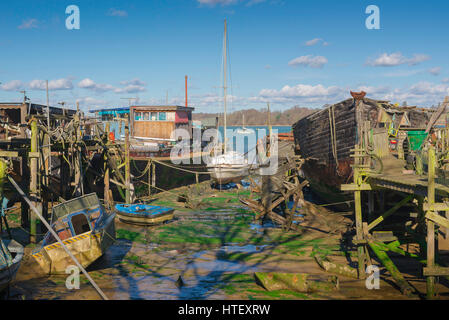 PIN Mill Suffolk, Blick auf einen baufälligen Steg und verlassene Boote entlang der Ufer des Flusses Orwell in der Nähe des Dorfes Pin Mill, Suffolk, Großbritannien. Stockfoto