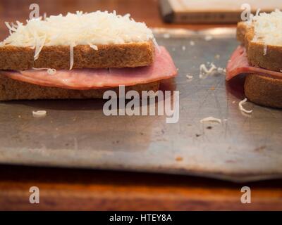Zutaten und machen ein Croque Monsieur französische Schinken und Käse Sandwich, geröstet, Mahlzeit, Gruyere, Stockfoto