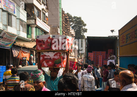 DHAKA, Bangladesch - Februar 2017: Straße mit vielen Fahrzeugen in der Mitte von Dhaka in Bangladesch Stockfoto