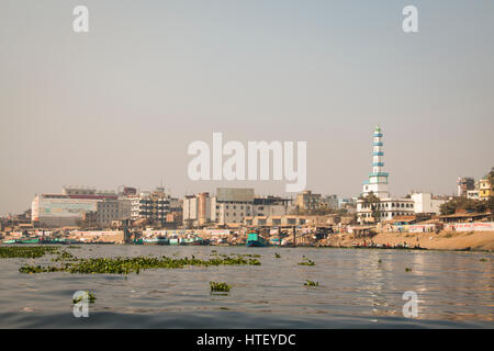 DHAKA, Bangladesch - Februar 2017: Blick über den Fluss mit vielen Booten in Sadarghat, das alte Zentrum von Dhaka in Bangladesch Stockfoto