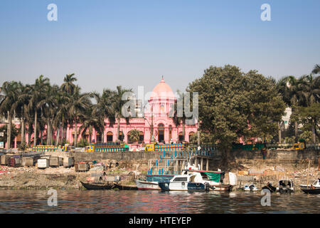 DHAKA, Bangladesch - Februar 2017: Die rosa Palast von Ashan Manjil gesehen aus dem Fluss in Sadarghat, das alte Zentrum von Dhaka in Bangladesch Stockfoto