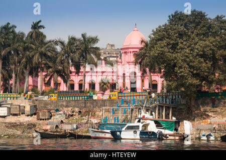 DHAKA, Bangladesch - Februar 2017: Die rosa Palast von Ashan Manjil gesehen aus dem Fluss in Sadarghat, das alte Zentrum von Dhaka in Bangladesch Stockfoto