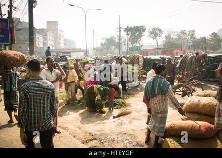 CHITTAGONG, Bangladesch - Februar 2017: Leute verkaufen Kräutern aus einem Stand auf der Straße in Dhaka, Bangladesch Stockfoto