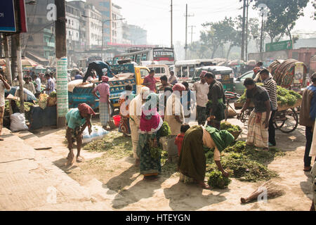 CHITTAGONG, Bangladesch - Februar 2017: Leute verkaufen Kräutern aus einem Stand auf der Straße in Dhaka, Bangladesch Stockfoto