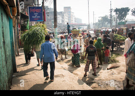 CHITTAGONG, Bangladesch - Februar 2017: Leute verkaufen Kräutern aus einem Stand auf der Straße in Dhaka, Bangladesch Stockfoto