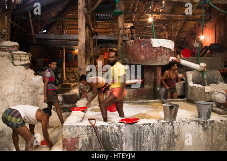 CHITTAGONG, Bangladesch - Februar 2017: Männer Reinigung Salz in einer Fabrik am Hafen von Chittagong in Bangladesch Stockfoto