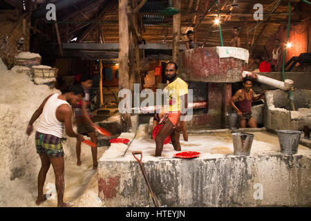 CHITTAGONG, Bangladesch - Februar 2017: Männer Reinigung Salz in einer Fabrik am Hafen von Chittagong in Bangladesch Stockfoto